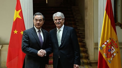 Chinese State Counselor and Foreign Minister Wang Yi shakes hands with his Spanish counterpart Alfonso Dastis in Madrid, Spain, May 17, 2018. /MOFA Photo 