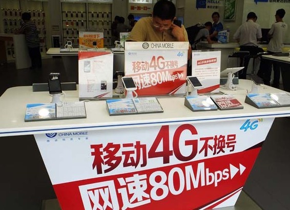 Customers try out 4G-enabled smartphones in Guangzhou, Guangdong province. Beijing will join the ranks of cities that have access to the latest mobile network technology on Wednesday.[China Daily]   