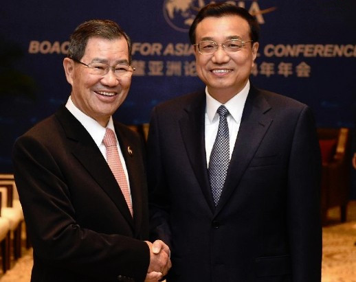 Chinese Premier Li Keqiang (R) meets with Vincent Siew, honorary chairman of Taiwan-based Cross-Straits Common Market Foundation, in Boao, south China's Hainan Province, April 10, 2014. Vincent Siew came here to attend the Boao Forum for Asia (BFA) Annual Conference 2014. (Xinhua/Liu Jiansheng)