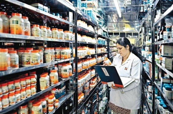 An employee checks packaged drugs stored in the stability chambers of the Himalaya Drug Company in Bangalore in southern India. Indian drug companies often face protectionism issues when trying to access the Chinese market, with some regulatory processes taking years to gain approval. [Photo/China Daily]