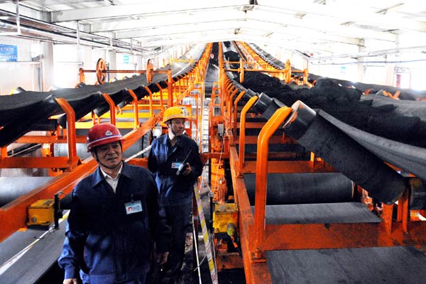 Workers monitor a coal cleaning facility at Shenhua Ningxia Coal Industry Group Co Ltd in Yinchuan, the Ningxia Hui autonomous region. [Provided to China Daily]   