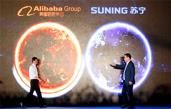 Chairman of Alibaba Jack Ma (left) and Zhang Jindong, founder of retailer Suning, at the pressconference in Nanjing, capital of Jiangsu province, after the two companies reached a deal onMonday. (Photo/China Daily)