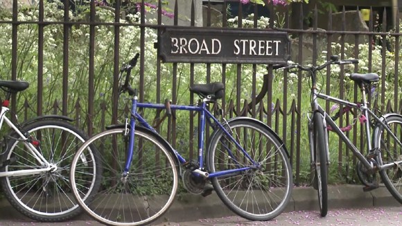 Bikes locked along a street in Oxford.  (Photo/CGTN)