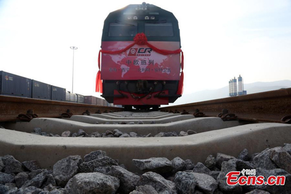 A cargo train prepares to depart from Shuangzhai Logistics Center in Xining City, Qinghai Province, Sept. 8, 2016, on its way to Antwerp, Belgium. The train, carrying 44 containers containing mainly specialties of Qinghai, will travel 9,838 kilometers in 12 days to reach Antwerp. Sixteen Chinese cities have opened cargo trains to European cities. This is the first cargo train to connect the Qinghai-Tibet Plateau with Europe. (Photo: China News Service/Sun Rui)