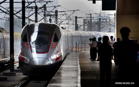 A G1 Fuxing bullet train leaves Jinan West Railway Station on the Beijing-Shanghai high-speed railway line in Jinan, east China's Shandong Province, Sept. 21, 2017. (Photo: Xinhua)