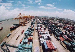 China's foreign trade up 8.9 pct in first four months