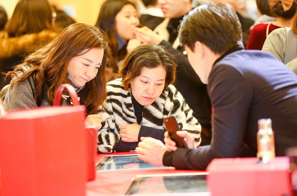 Shoppers choose goods at a department store in Shanghai. (Photo provided to China Daily)