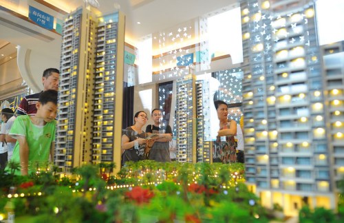 A property model in Dongguan, Guangdong province, attracts potential homebuyers at an industry expo. (Photo by Chen Yiqi/For China Daily)