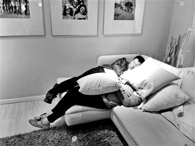 A man takes a nap on the sofa in an Ikea store. (Photo/Beijing Youth Daily)