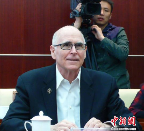 American filmmaker John Hughes speaks at a signing ceremony in Beijing, April 19, 2016. (Photo/Chinanew.com)