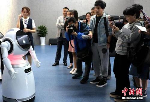 An intelligent robot sings and dances. (Photo/Chinanews.com.cn)