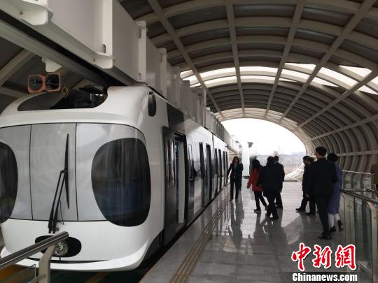 A Cambodian delegation visits the workshop of Zhongtang Sky Train Group in Chengdu, Sichuan Province, Jan. 15, 2018. (Photo: China News Service/Zhong Xin)