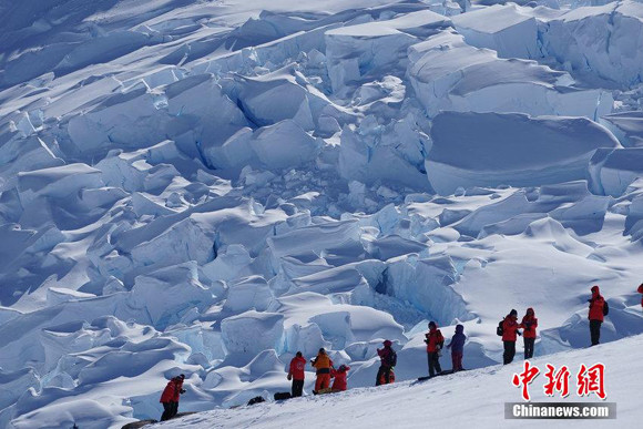 Tourists visit the Antarctic. (File photo/China News Service)