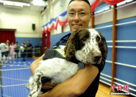 A man holds a service dog. (File photo/China News Service)