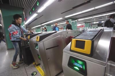 A subway passenger passes through a subway gate at the Line 5 of Beijing Subway, March 26, 2018. (Photo/China News Service)