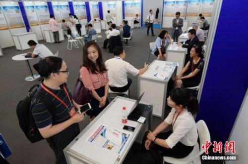 Students returned from overseas attend a job fair. (File photo/China News Service)
