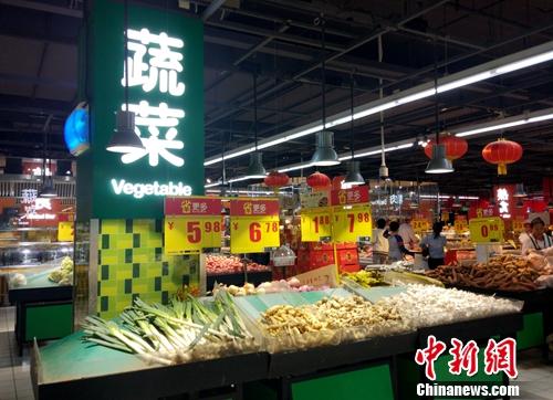 Vegetables are sold in a supermarket.  (Photo/China News Service)