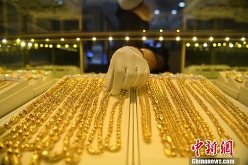 Gold products are sold at a shop. (Photo/China News Service)