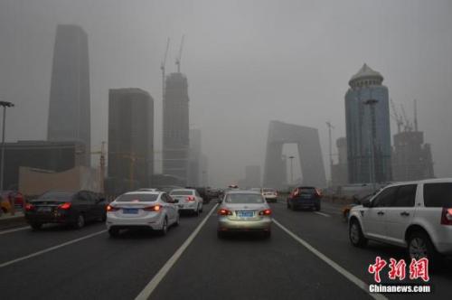 Heavy smog shrouds Beijing. (File photo/China News Service)