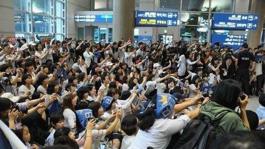 Crazed celebrity fans a headache for airports