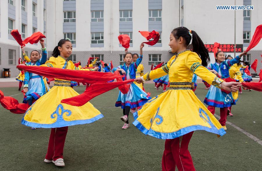 Pupils practise traditional Andai Dance in N China(4/6)