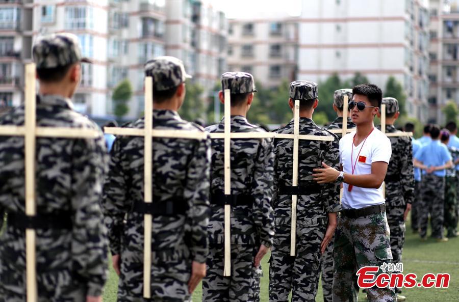 New students take rigorous military training in SW China(1/10)