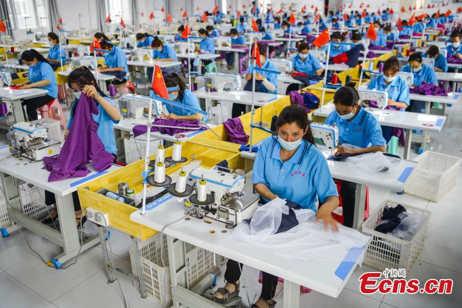 Textile industry helps villagers shake off poverty in Xinjiang
