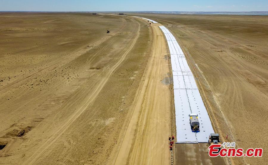 First desert expressway in Xinjiang expected to complete this year