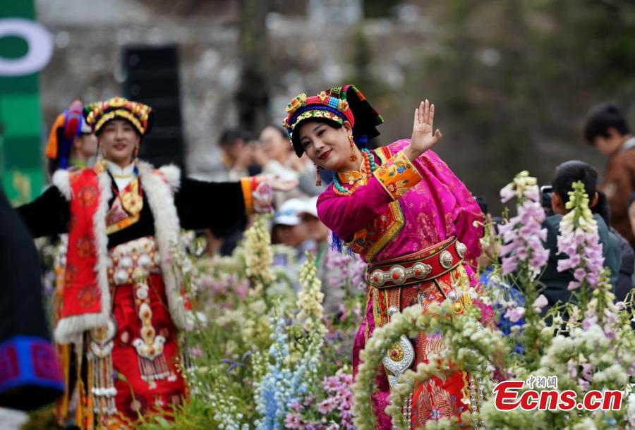 Fashion event presents colorful ethnic costumes in Sichuan Fashion event presents colorful ethnic costumes in Sichuan