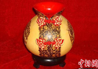 Two peices of gourd pyrography works.