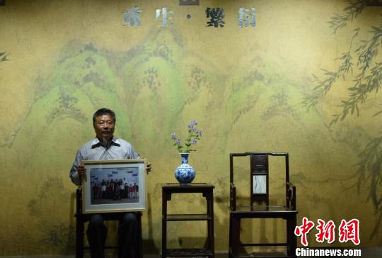 Family photos of Nanjing Massacre survivors on exhibition