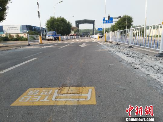 Workers start demolishing a test site for the straddling bus in Qinhuangdao City, north China's Hebei Province, June 21, 2017. (Photo/China News Service)