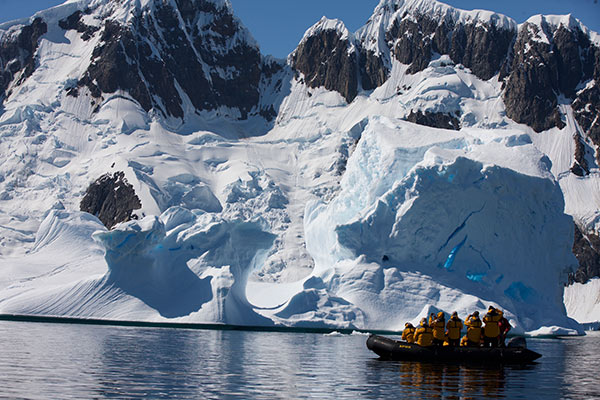 Chinese tourists take photos near the South Pole.(Photo by Wang Yanan/China Daily)