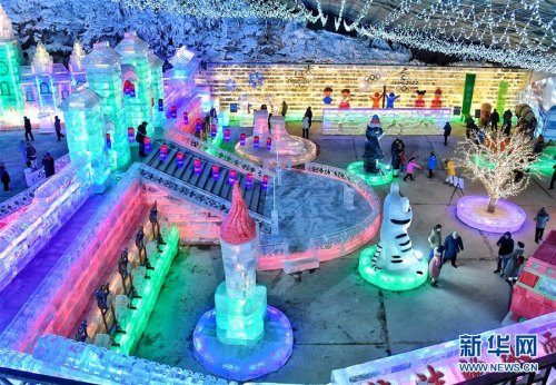 Visitors have fun in the frosty wonderland lit up by dazzling lights at the Longqingxia. (Photo/Xinhua)