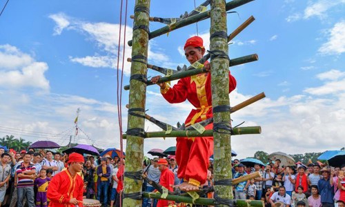 Knife-ladder climbing stuns visitors
