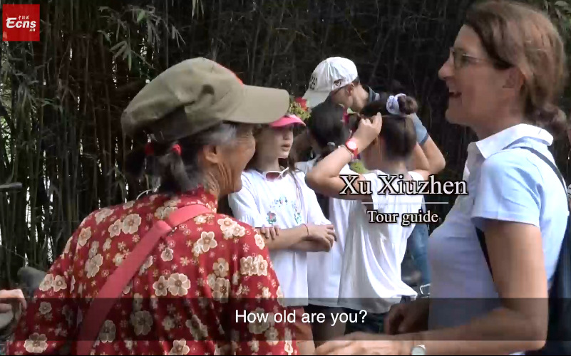 74-yr-old tour guide greets visitors in 12 tongues
