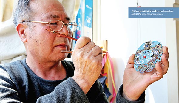 Xiao Guangchun works on a diancui hair accessory. (Photo/China Daily)