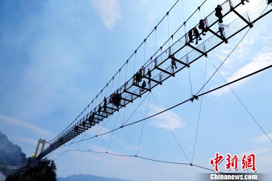 China's highest glass walkway opens to the public