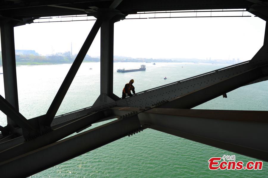Workers risk life to ensure safety of Yangtze River bridge