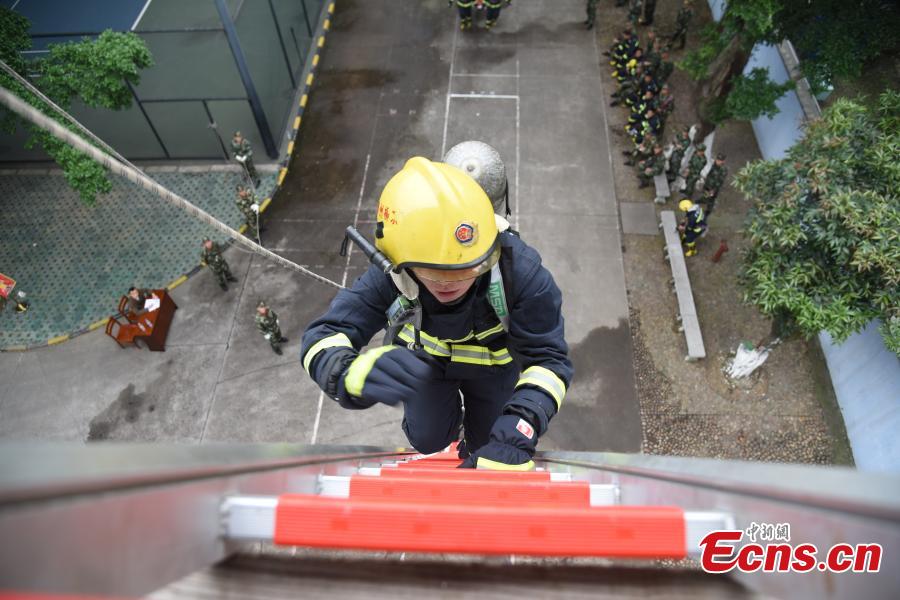 Firefighters climb four floors in 25 seconds 