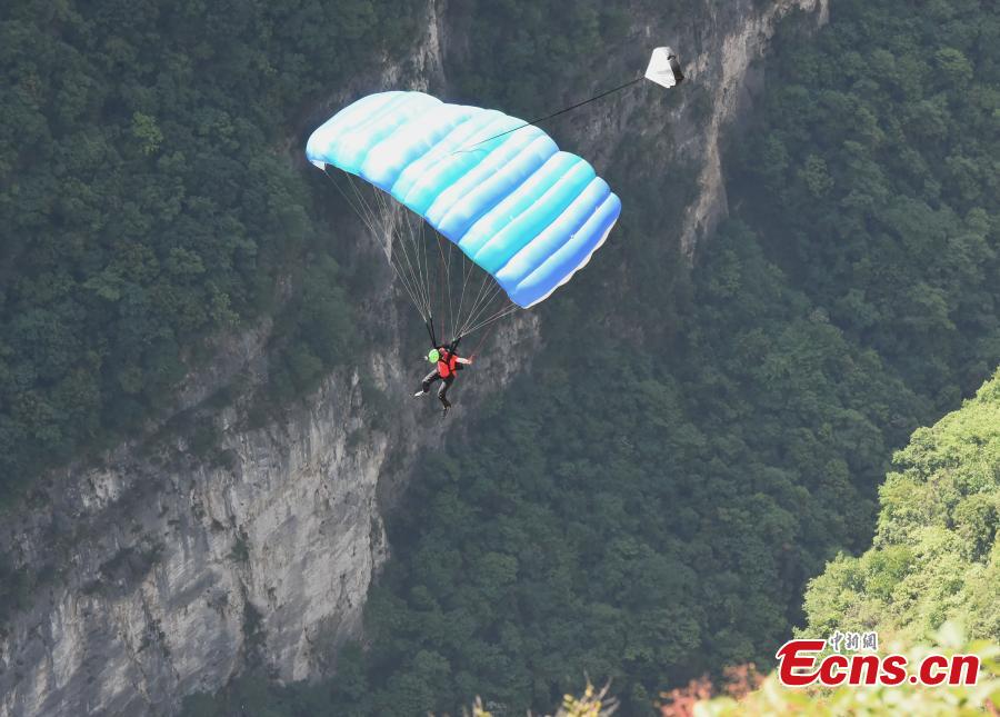 Basejumper takes 400-meter plunge in Chongqing
