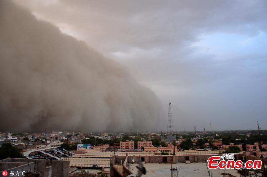 Massive sandstorm hits Indian city 
