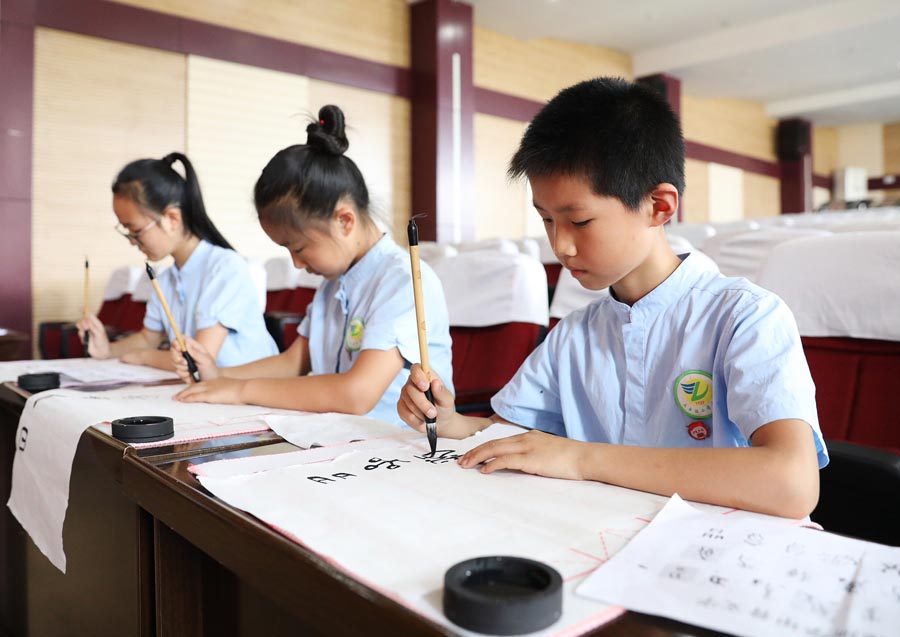Chongqing school teaches ancient oracle-bone inscriptions