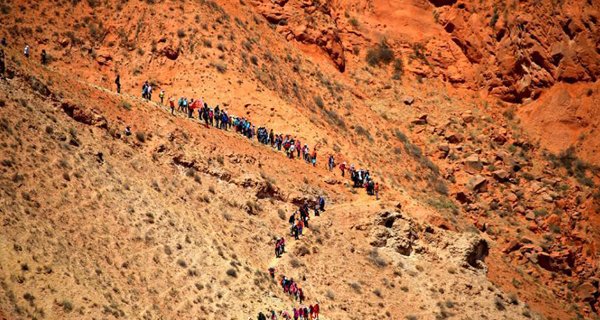 800 outdoor enthusiasts challenge Danxia landform
