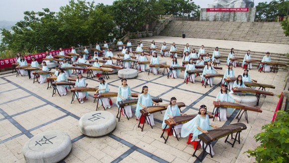 Tens of thousands play Chinese zither across China simultaneously