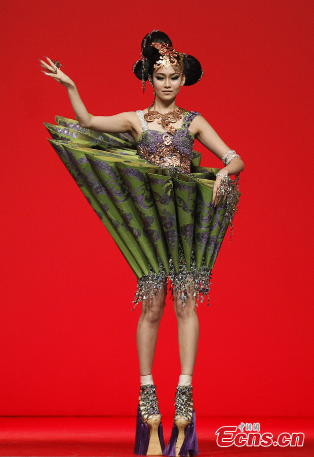 Models present creations by Chinese designer at FIDé Fashion Weeks (2/8 ...