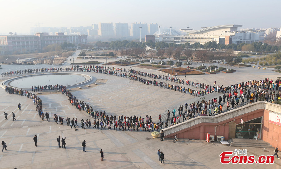 Student Wait Long Queue University library draws long queue (1/5) - Headlines, features, photo ...
