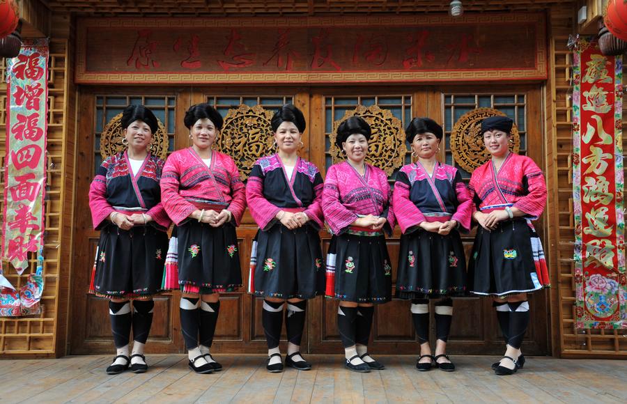 Weaving profits, tradition with hand-made dresses (9/9) - Headlines ...
