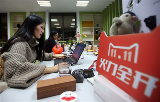 Customer service employees of an online store work to answer potential buyers' questions in Nantong, Jiangsu province. (Xu Peiqin / For China Daily)