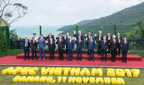 President Xi Jinping (5th L, front) poses for a group photo with other leaders and representatives from APEC member economies at the 25th APEC Economic Leaders' Meeting in Da Nang, Vietnam, Nov 11, 2017. (Photo/Xinhua)